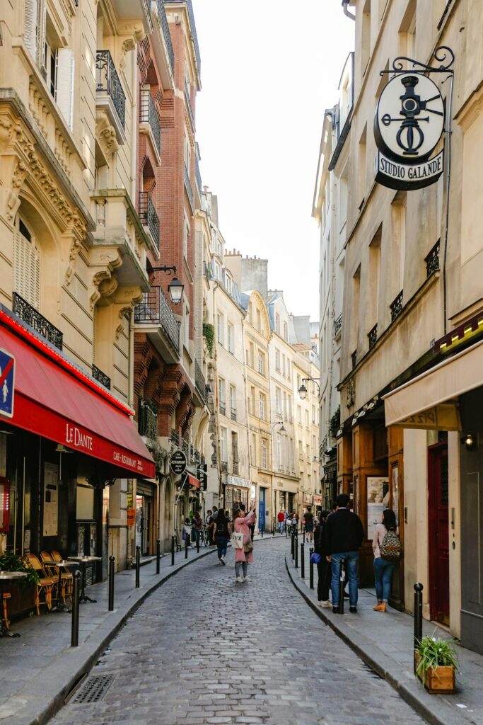 Ruelles pittoresques de Paris pendant une chasse au trésor, entre rires et découvertes.