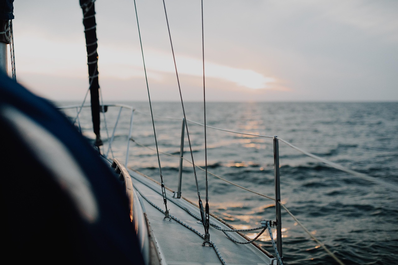 alt="Vue depuis un bateau de plaisance lors d'une croisière privative au coucher du soleil à Biarritz – EVJF"