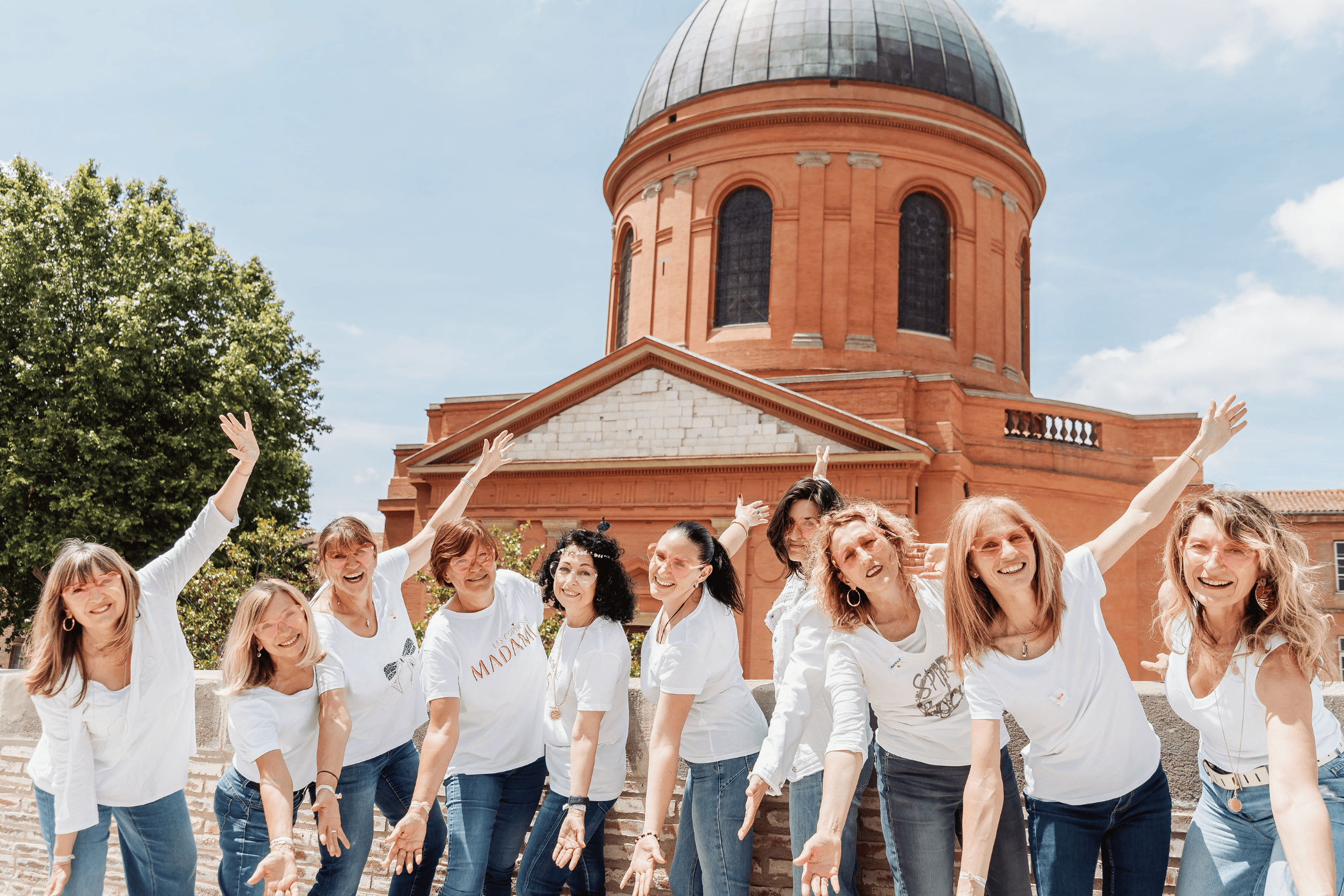 Shooting photo EVJF à Toulouse, groupe d’amies posant ensemble en riant dans un décor urbain ou naturel, ambiance joyeuse et festive