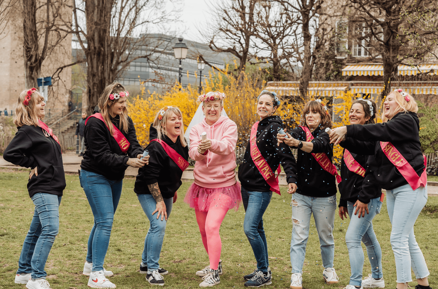 Séance photo EVJF à Strasbourg – future mariée posant avec ses amies dans un cadre urbain et élégant.