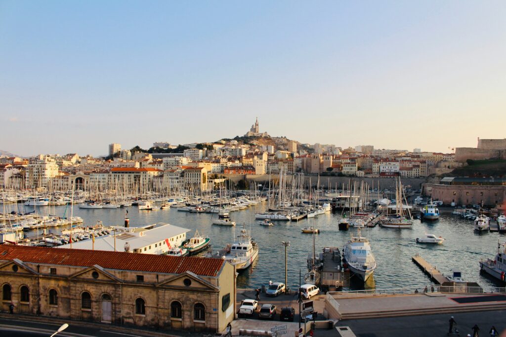 Vue sur le Vieux-Port de Marseille, lieu emblématique idéal pour un shooting photo EVJF.