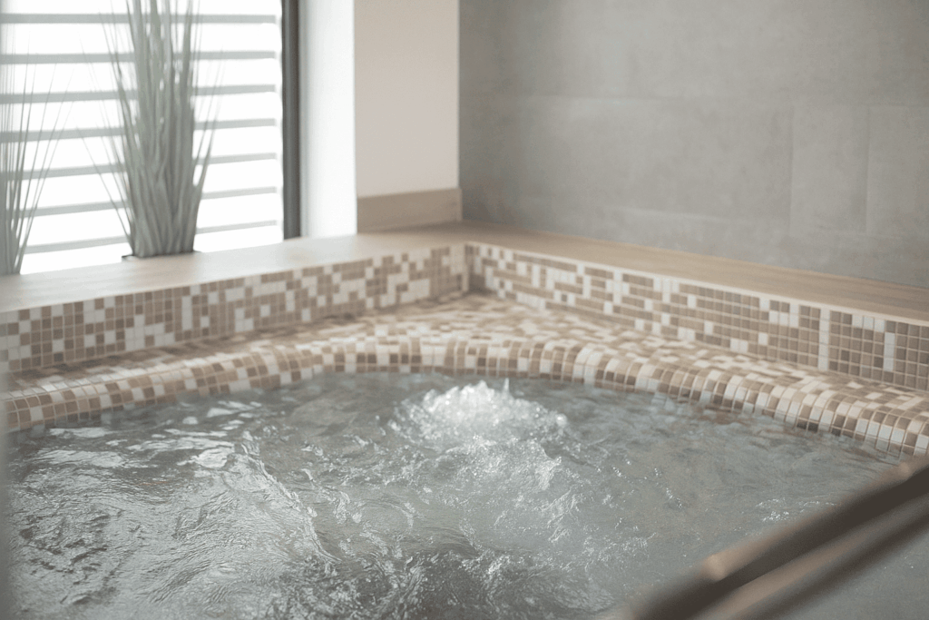 Bain à remous dans un spa privatisé pour un moment de détente lors d’un enterrement de vie de jeune fille à Annecy.