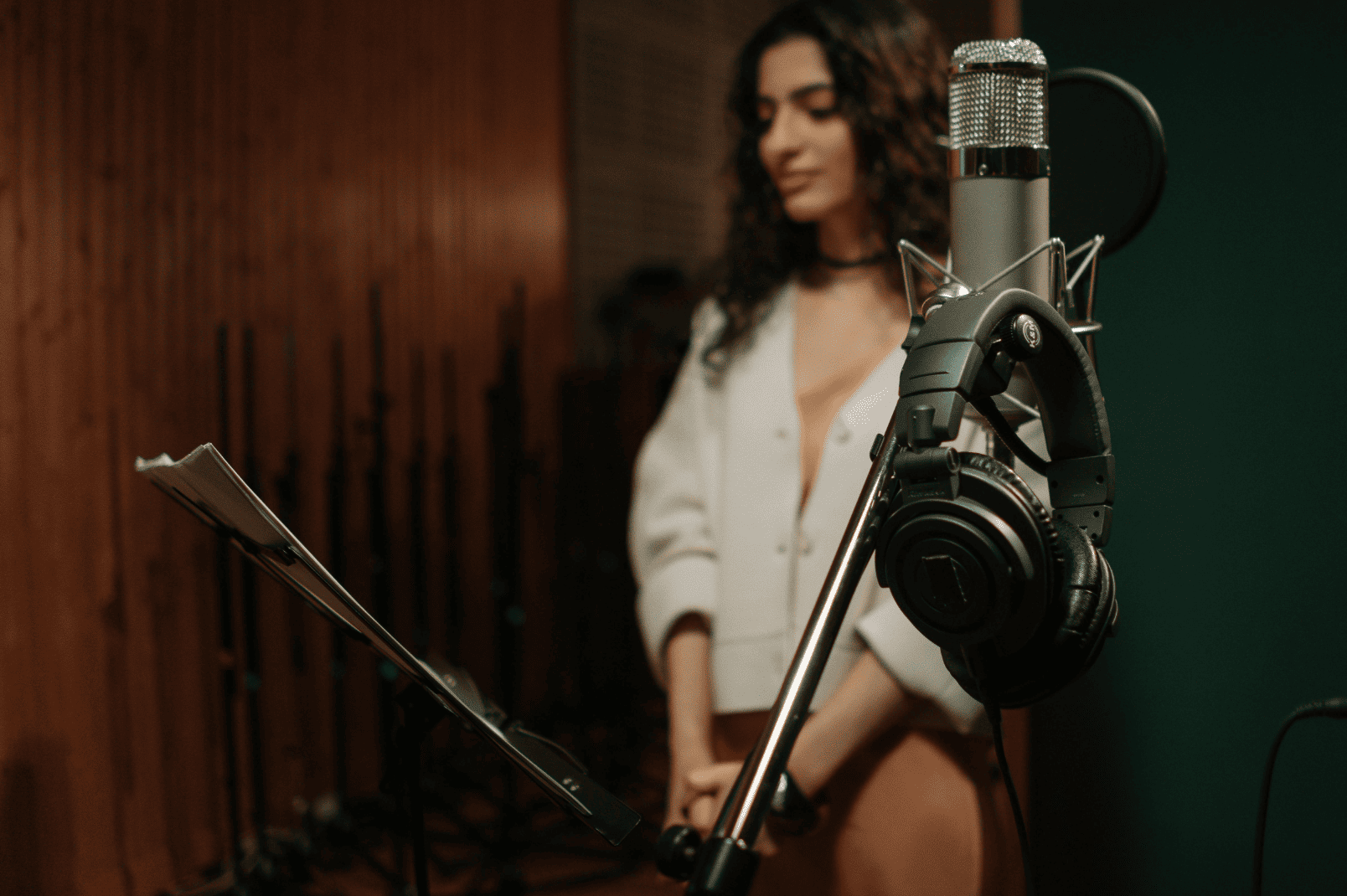 Participant(e) en pleine session d’enregistrement vocal dans un studio lors d’un EVJF à Lyon.