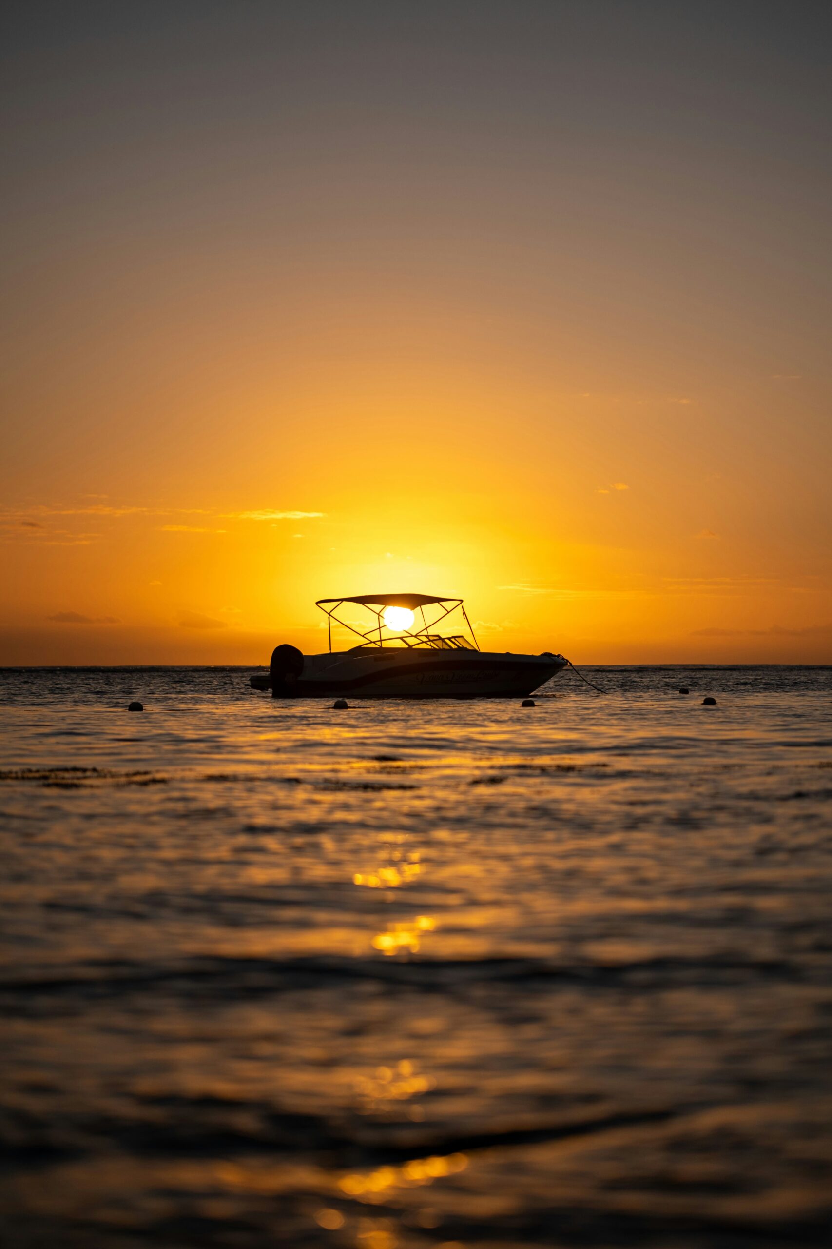 Bateau au coucher du soleil à Nice
