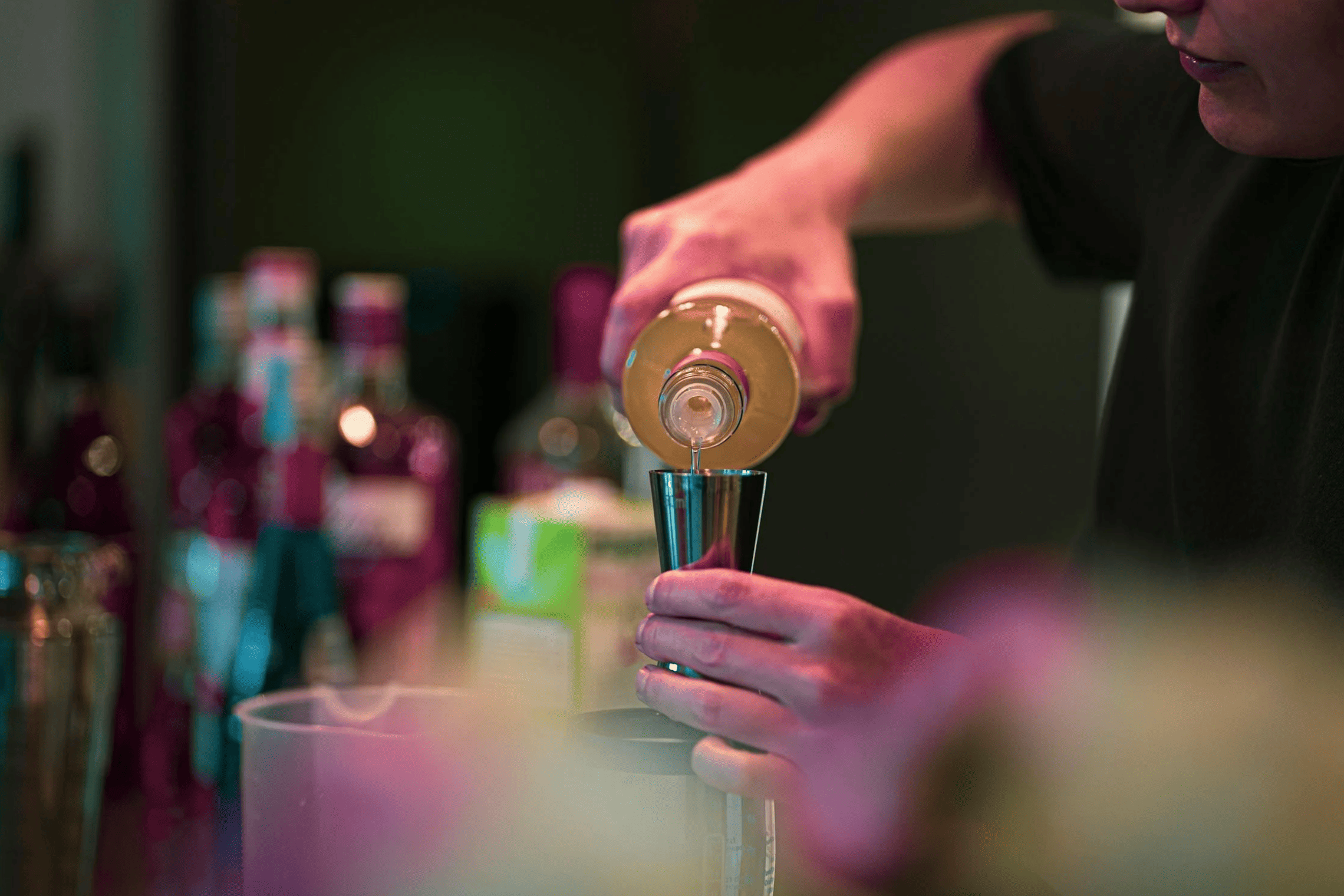 Atelier cocktail EVJF à Strasbourg, groupe d’amies apprenant à créer des cocktails dans une ambiance festive et créative.