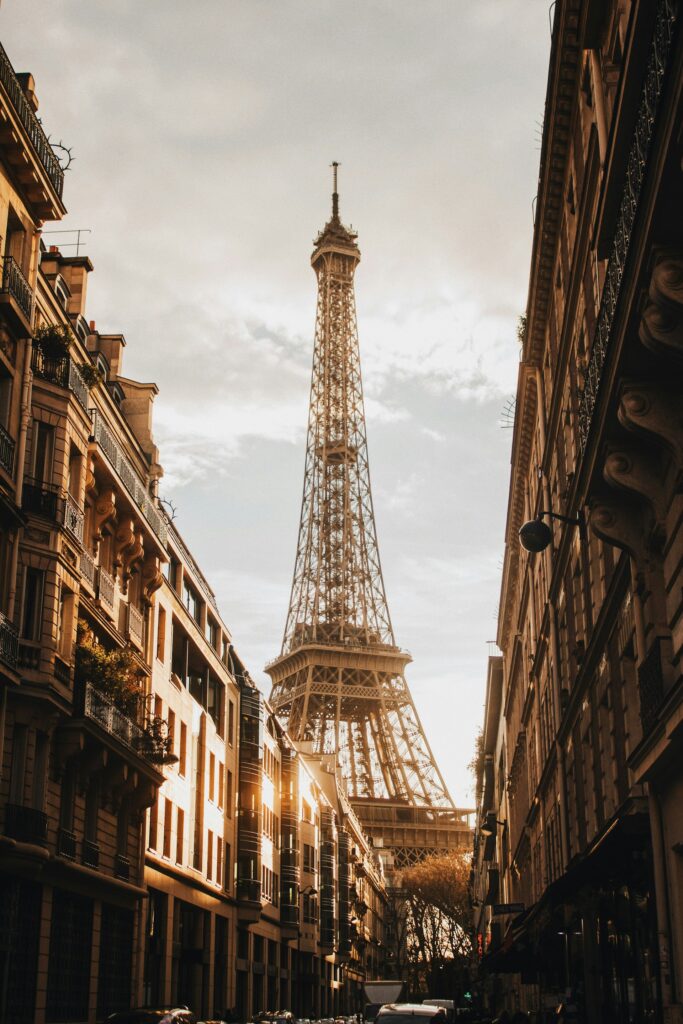 Groupe EVJF à Paris en pleine chasse au trésor avec vue sur la tour Eiffel en arrière-plan.