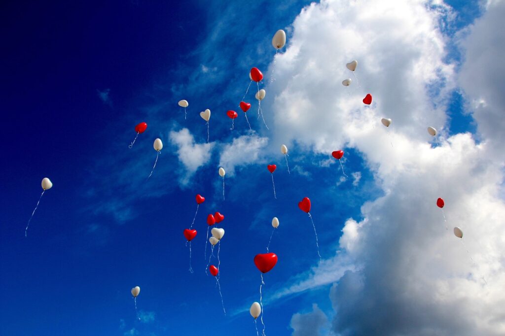 Ballons de coeur dans le ciel de Biarritz