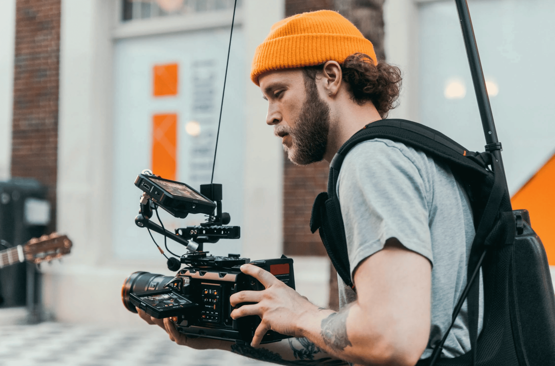 Vidéaste filmant un groupe de participantes EVJF à Bruxelles pendant leur activité clip vidéo, ambiance créative et festive en plein tournage