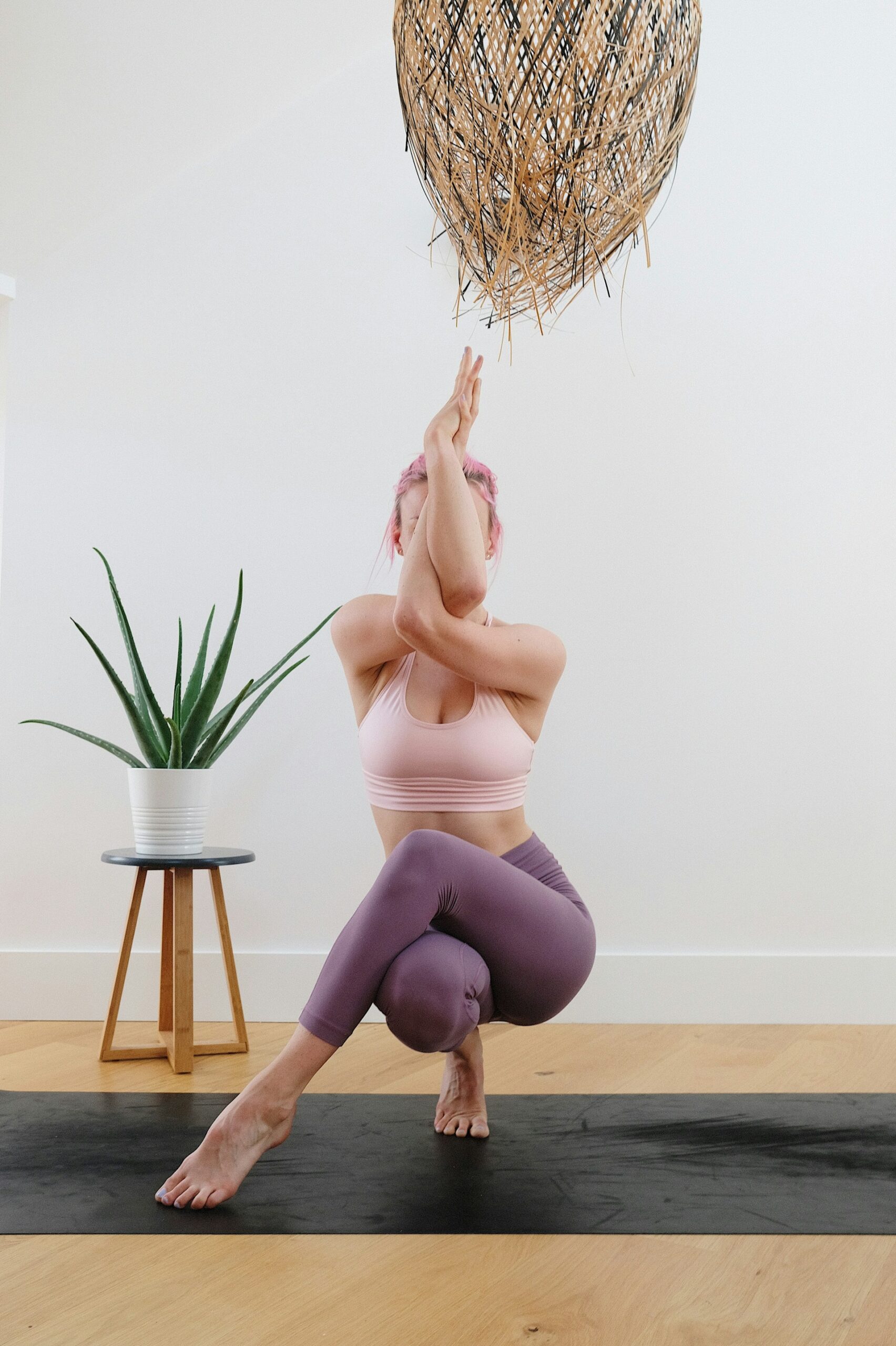 Femme faisant du yoga à Biarritz