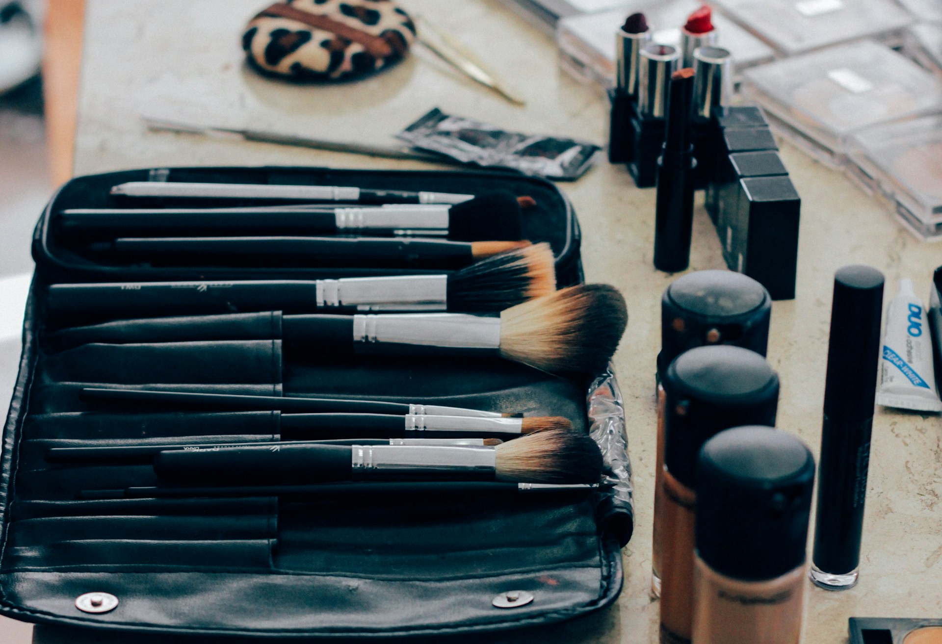 Pinceaux, rouges à lèvres et fond de teint au programme pour cet atelier de conseils beauté pour un EVJF à Paris