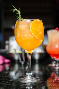 Atelier cocktail EVJF à Marseille – groupe de filles préparant des cocktails dans un bar convivial