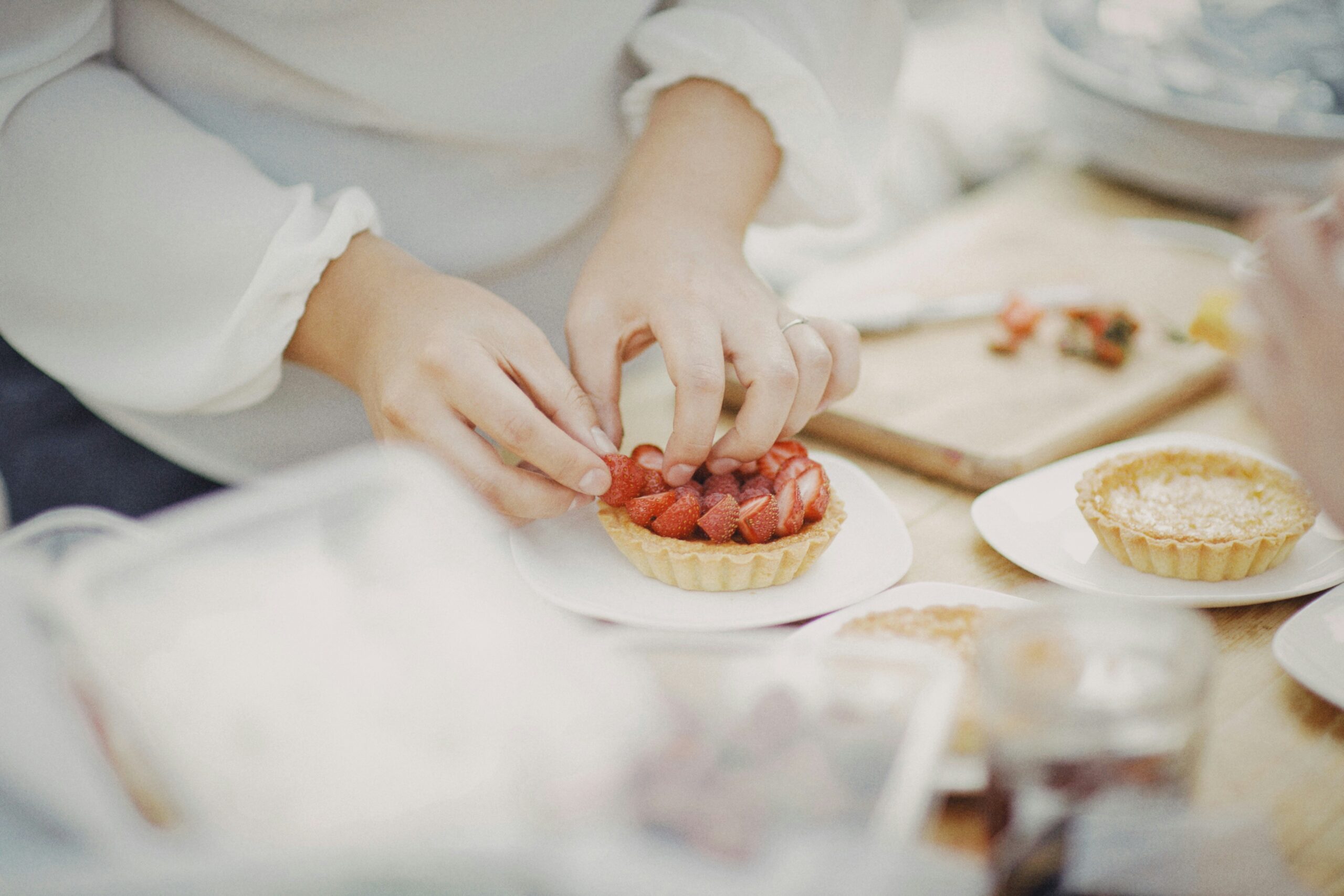 Atelier pâtisserie EVJF à Marseille avec un chef et un groupe d’amies en train de préparer des desserts gourmands