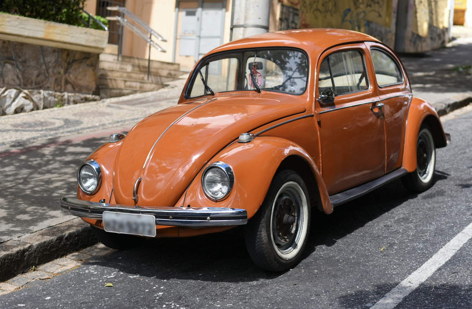 EVJF à Bruxelles : balade en 2CV vintage à travers les rues de la capitale.