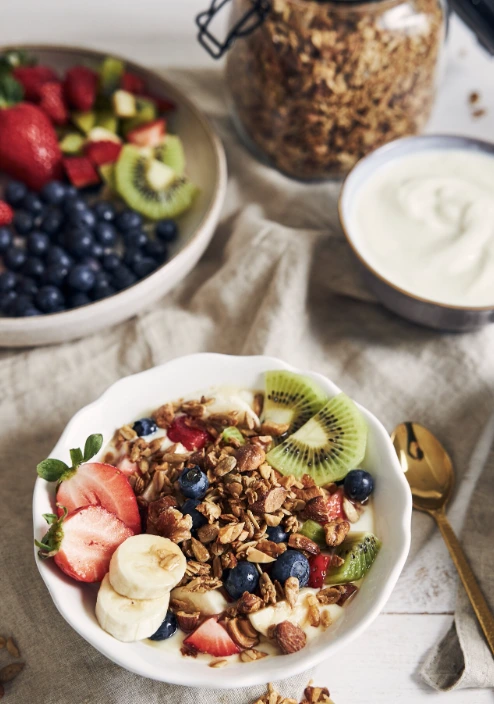 Bol de granola croustillant avec fruits frais et yaourt, parfait pour un brunch EVJF à Montpellier.