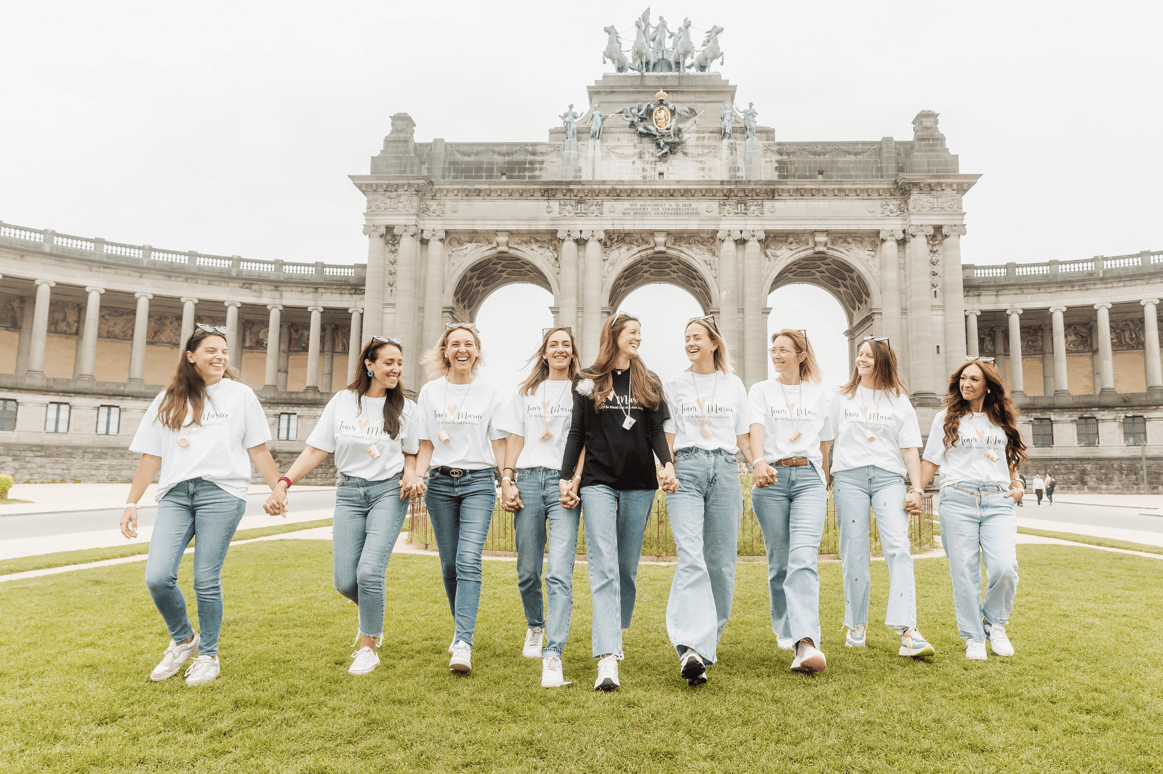 Groupe de filles posant pendant un shooting EVJF à Bruxelles, ambiance joyeuse et complice dans les rues de la ville


