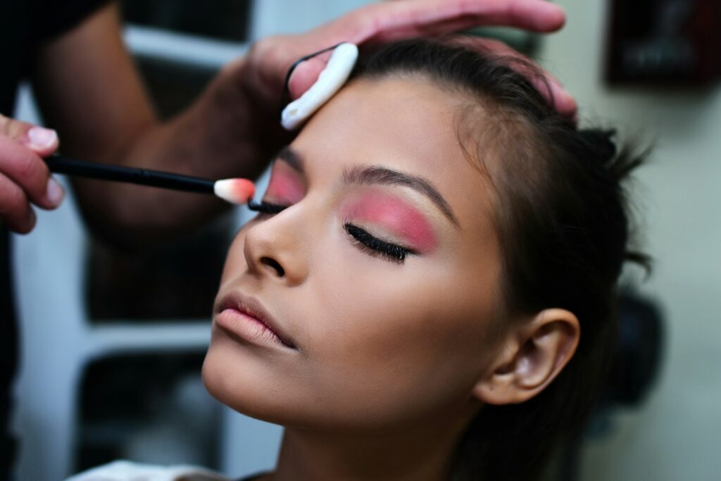 Paupières roses pour cet atelier mise en beauté à Paris pour un EVJF