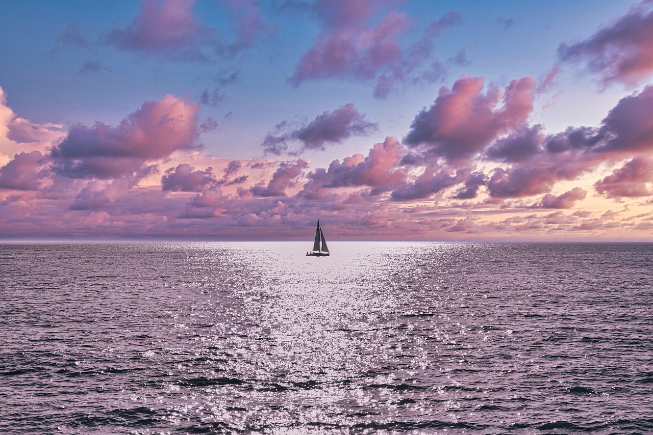 Voilier sous un ciel et une mer rose en cette fin de journée EVJF à La Rochelle