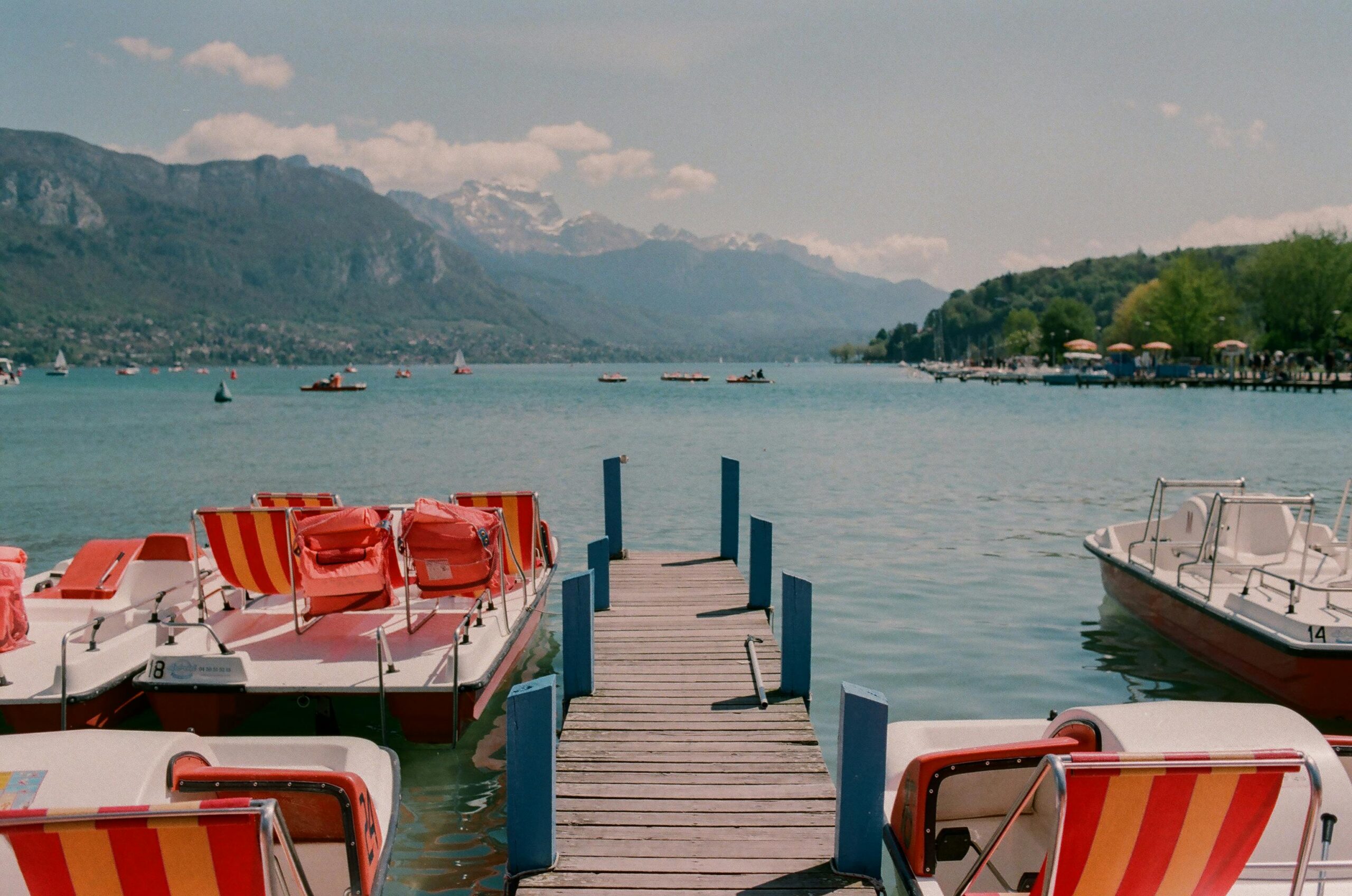 Offrez à la future mariée un moment d’évasion avec une balade en bateau sur le lac d’Annecy.
