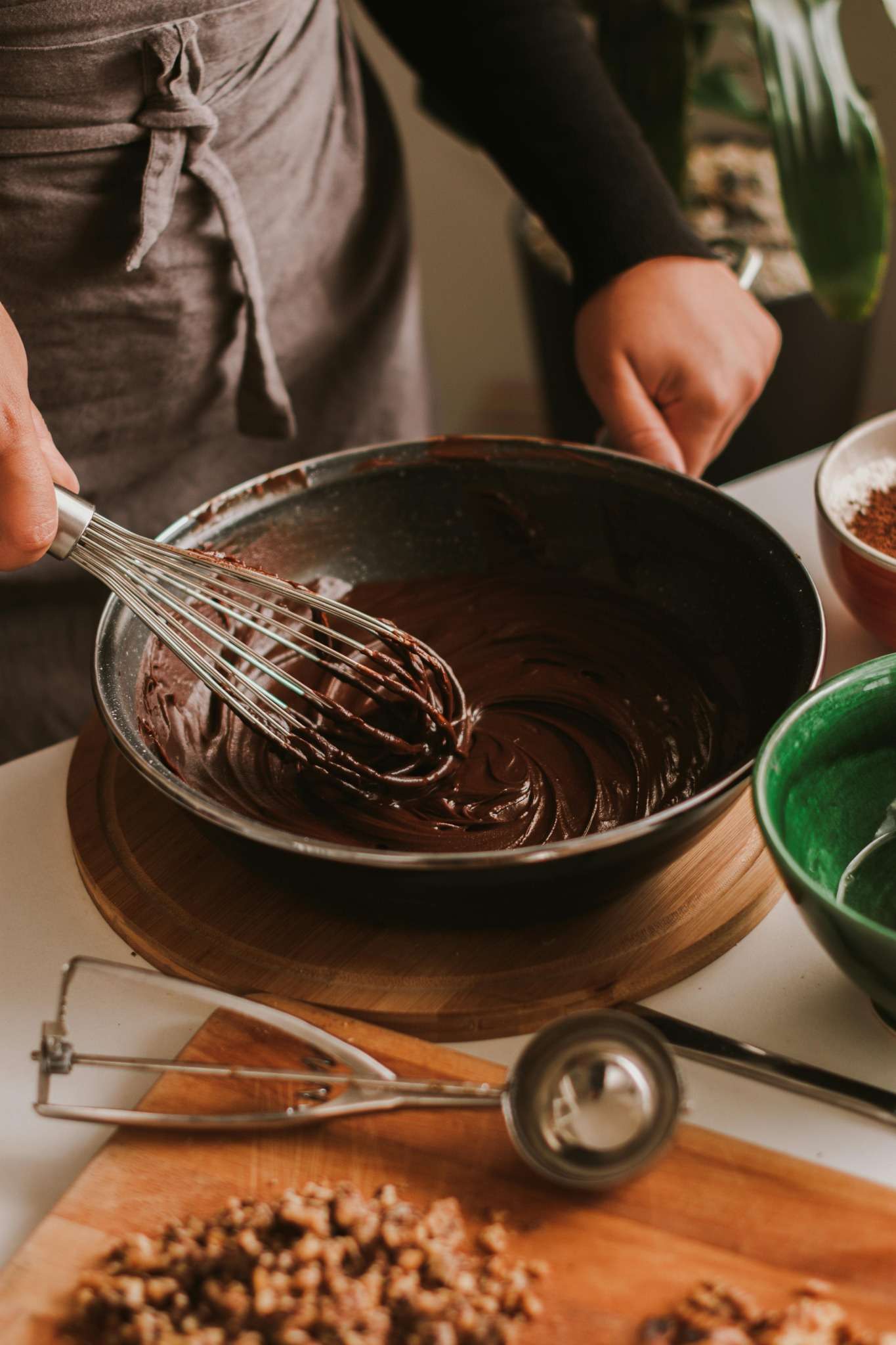 Préparation d’une pâte au chocolat fouettée à la main pendant un atelier pâtisserie EVJF à Marseille