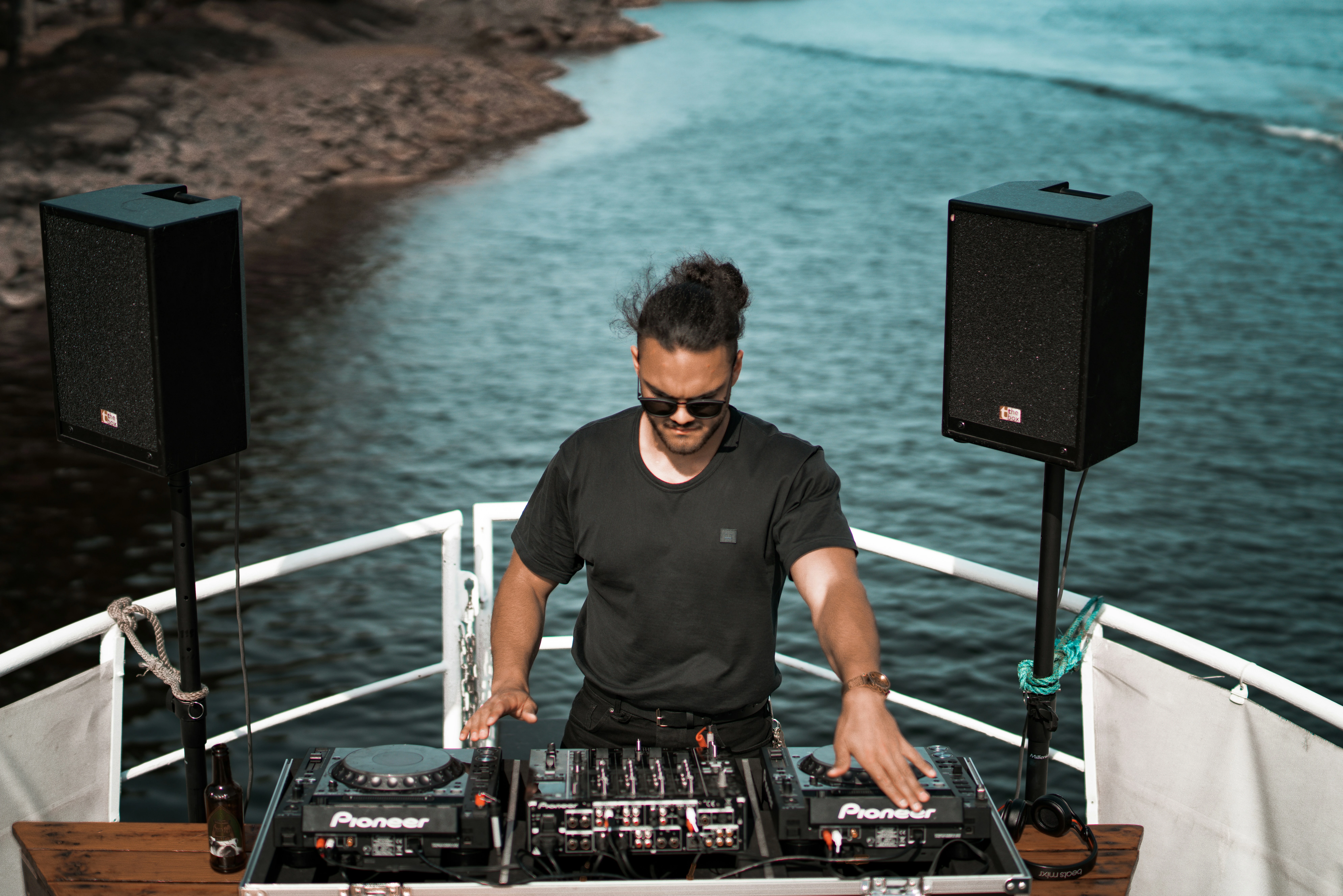 DJ animant la musique sur le catamaran pendant un EVJF à Montpellier.
