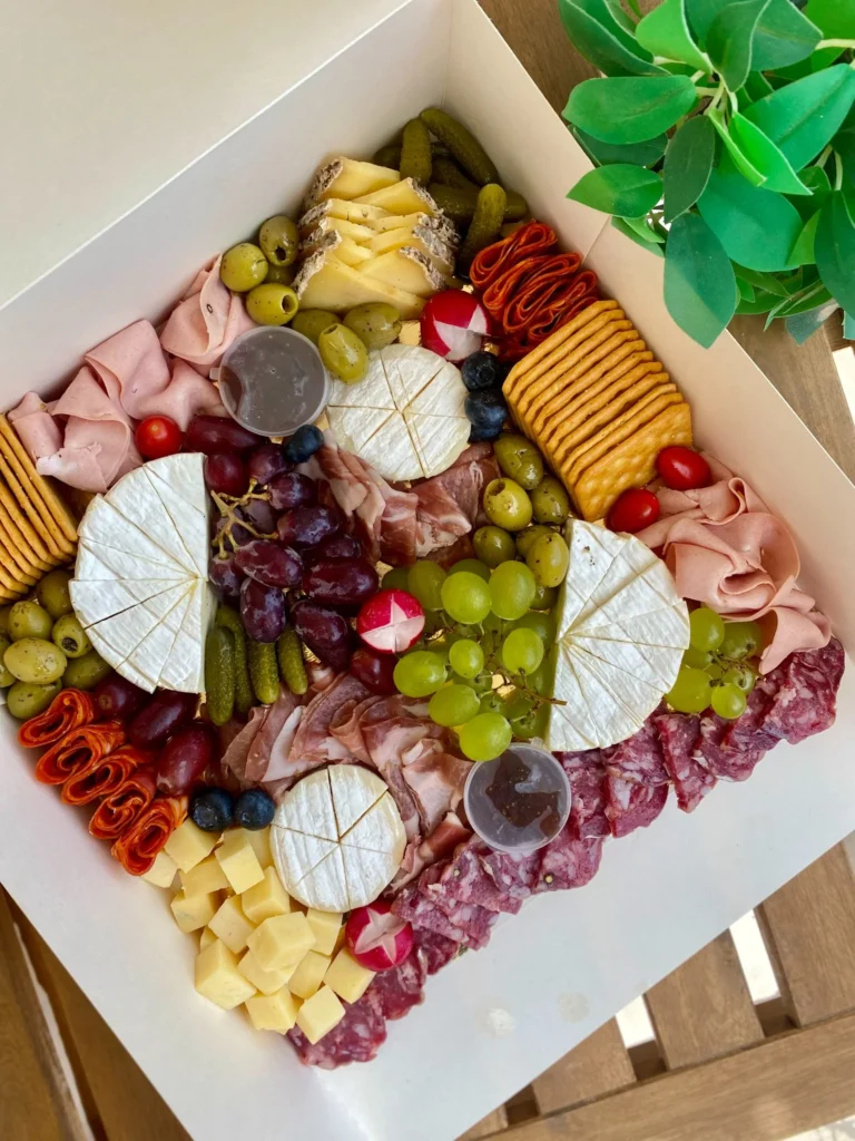 Apéro box EVJF à Nice avec charcuterie, fromages, olives, cornichons et crackers