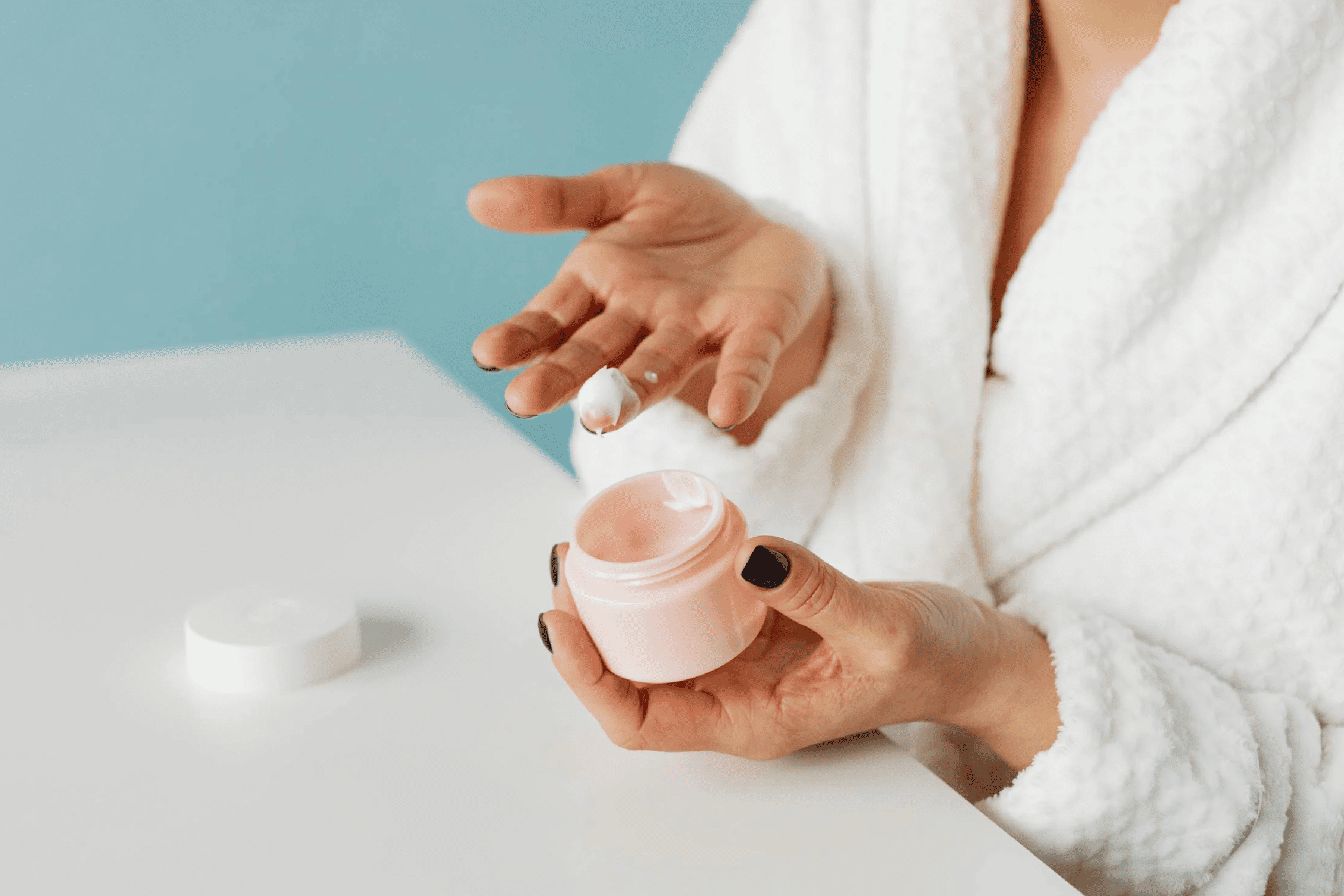 Participant à un atelier cosmétique EVJF à Strasbourg, en train de créer un soin naturel avec des ingrédients faits maison