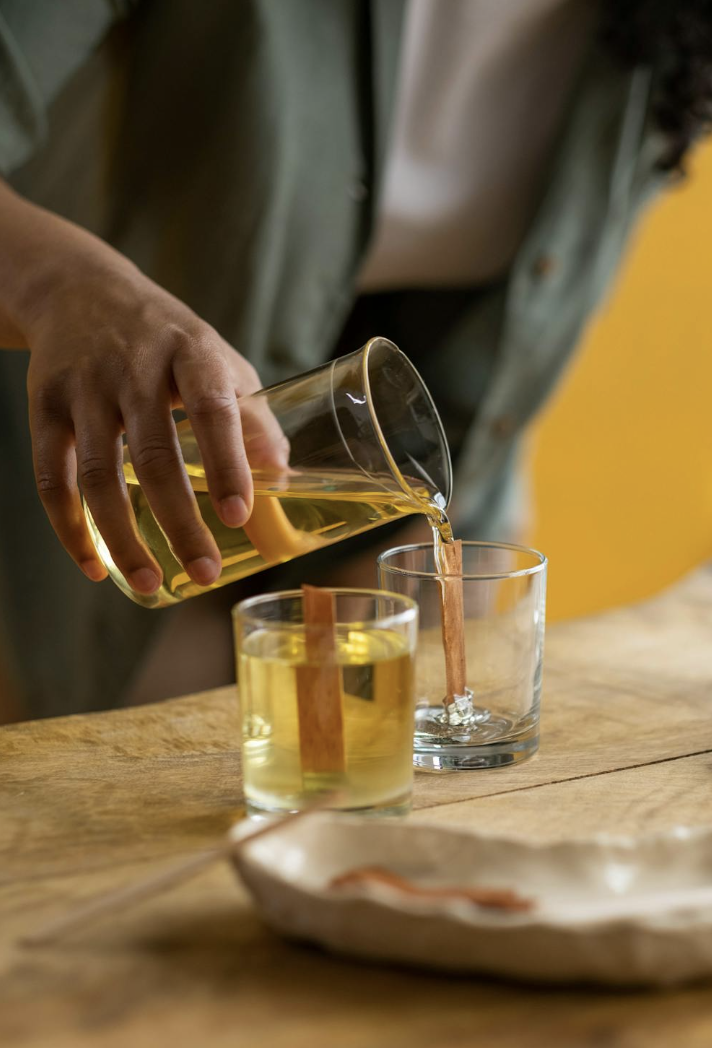 Atelier bougie EVJF à Bordeaux : les participantes créent leur bougie parfumée.