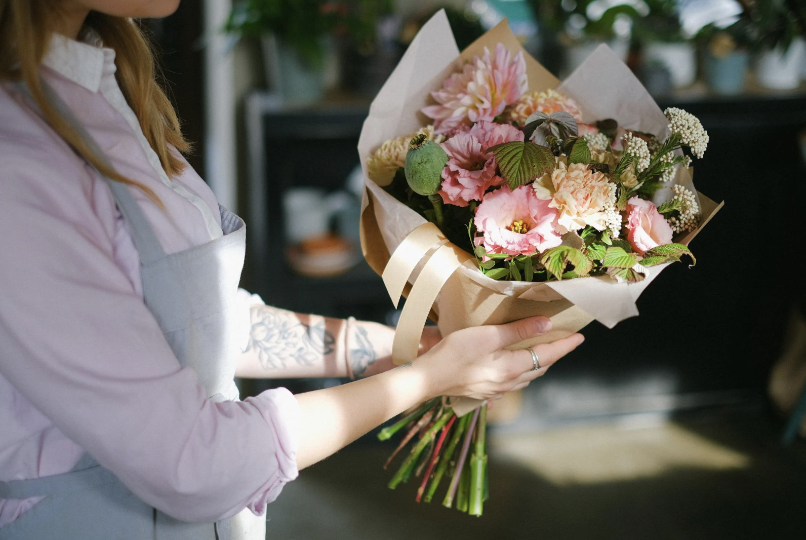 EVJF atelier bouquet de fleurs : les participantes créent des compositions florales colorées.
