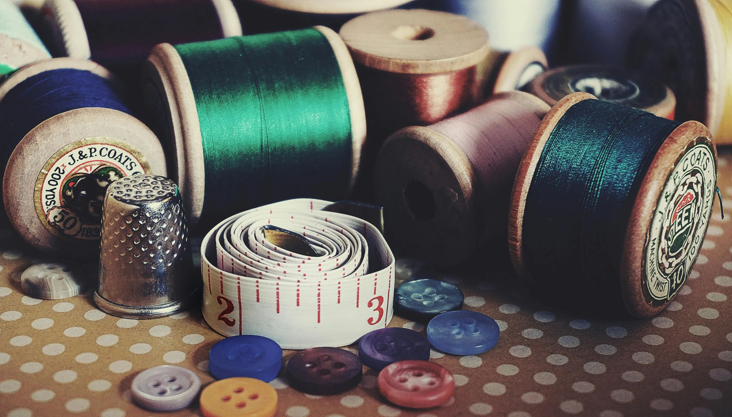 Groupe de femmes participant à un atelier broderie lors d’un EVJF