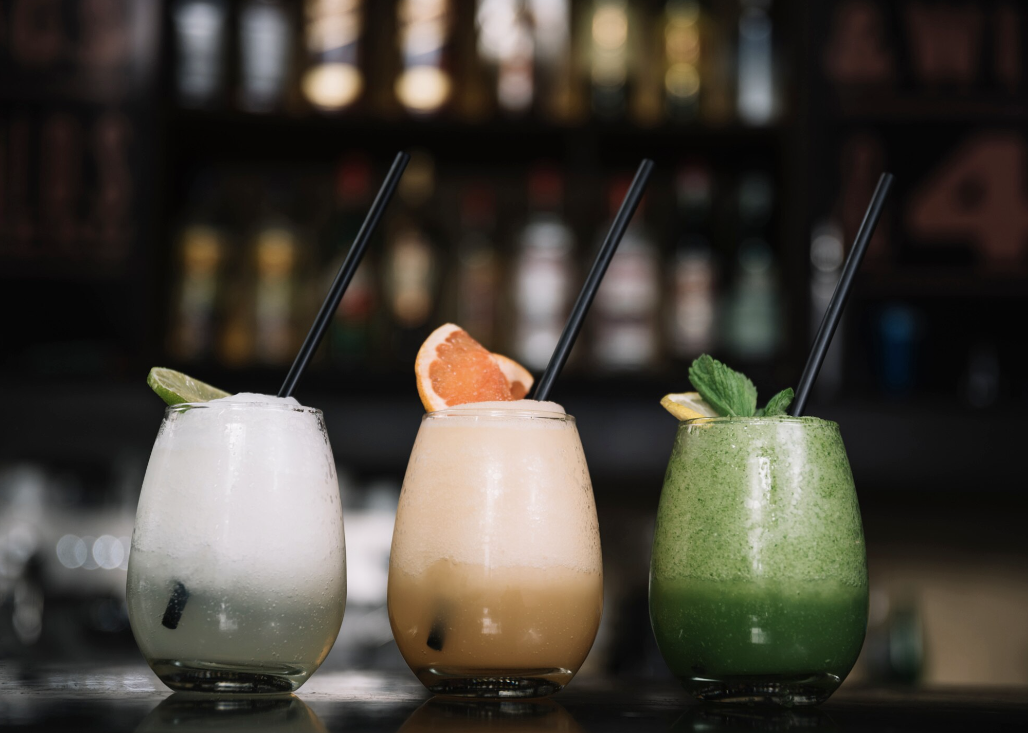 Cocktails colorés réalisés lors d’un atelier EVJF à Bordeaux, présentés sur une table dans une ambiance festive