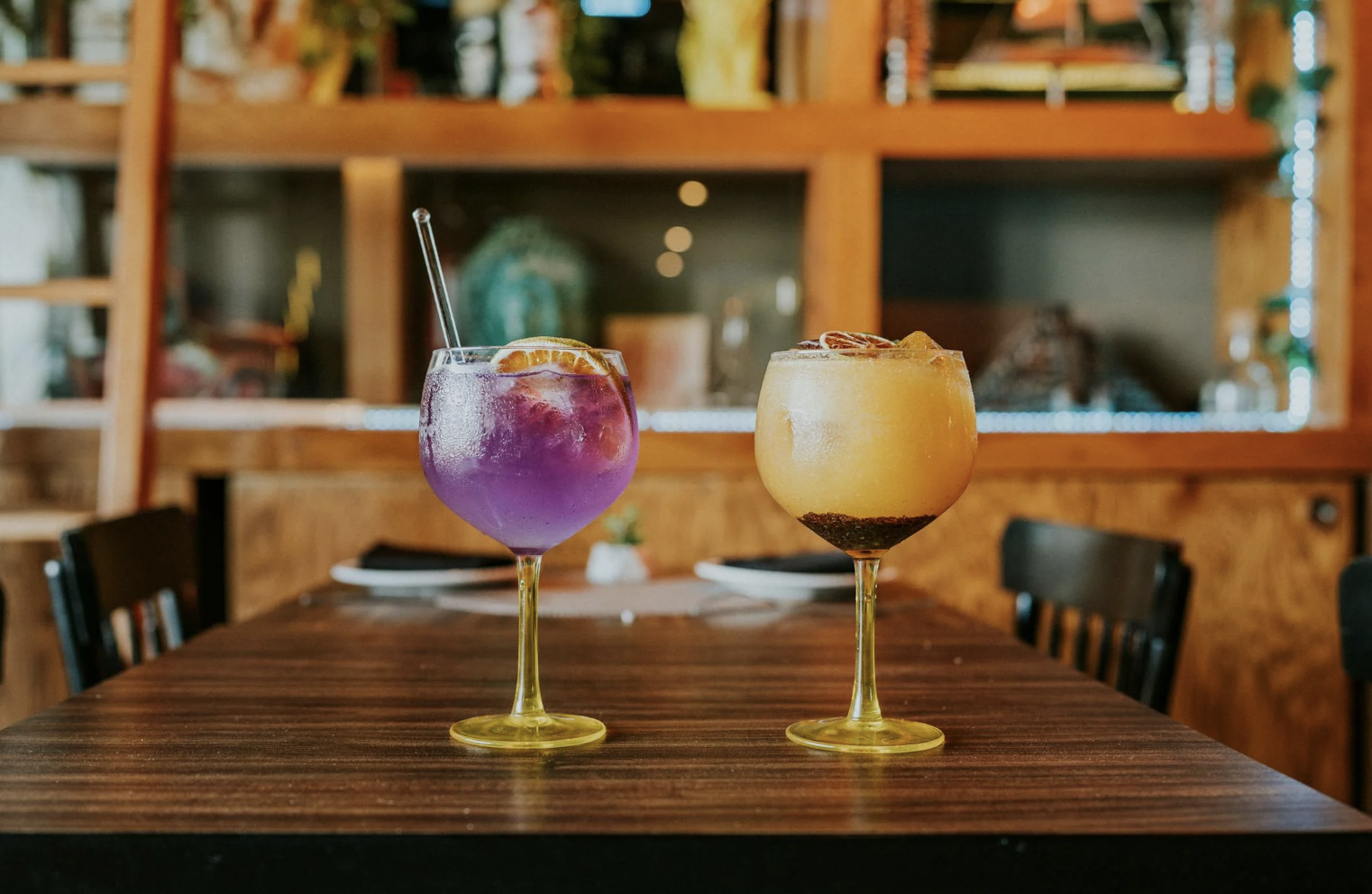EVJF à Bruxelles : atelier cocktail convivial avec préparation de boissons colorées.