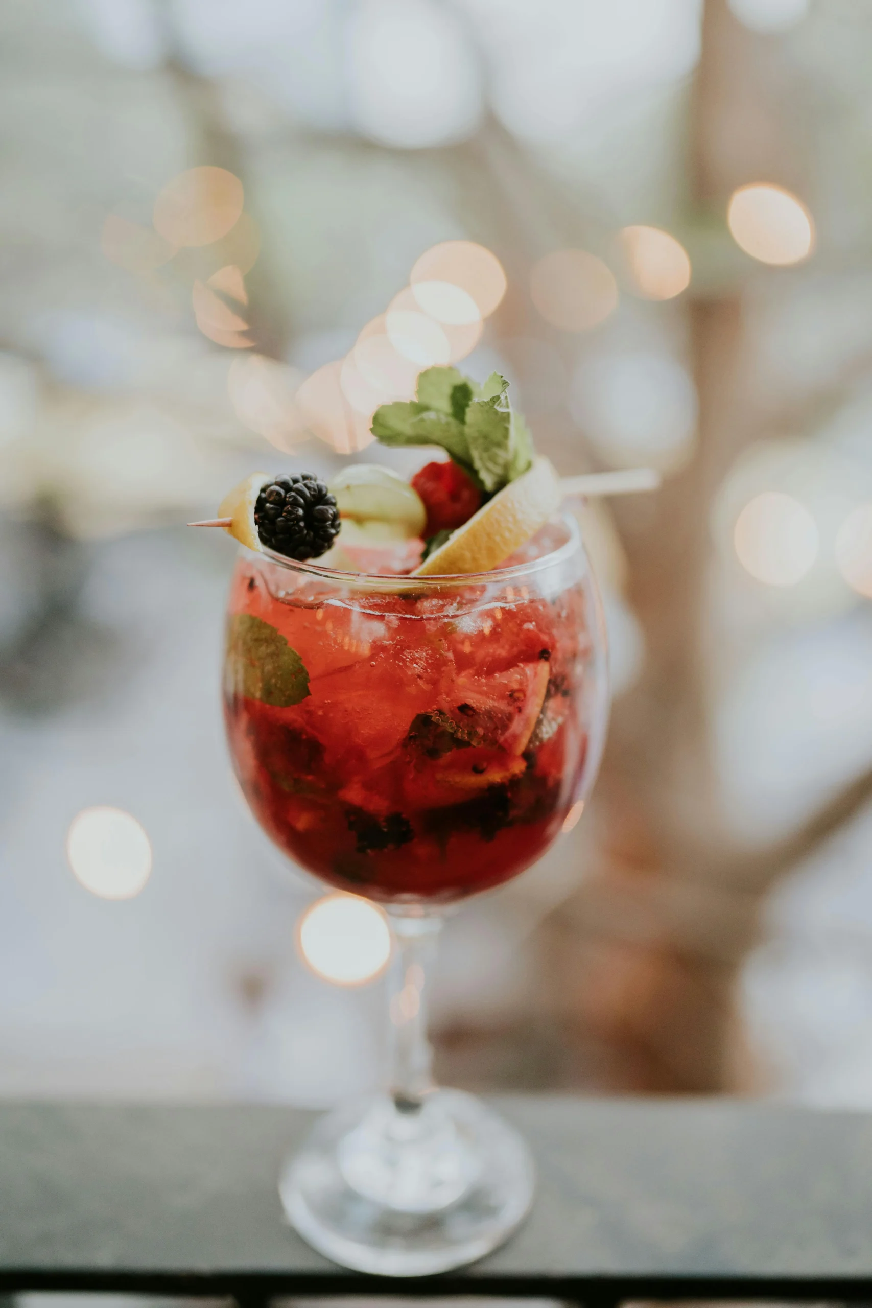 Cocktail élégant avec décoration raffinée préparé pendant un atelier cocktail EVJF à Montpellier.