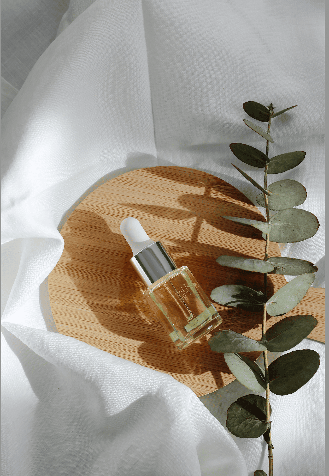 Produits cosmétiques faits maison lors d’un atelier cosmétique EVJF à Marseille : baumes, crèmes et huiles dans des contenants personnalisés