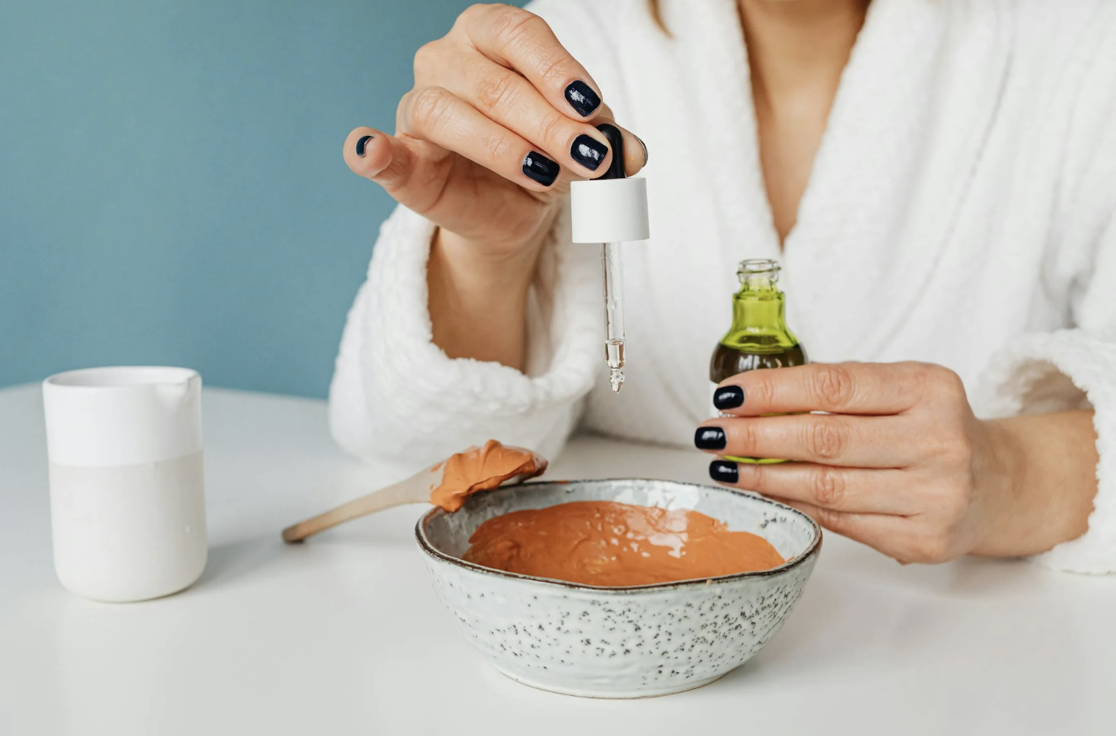 Future mariée personnalisant son soin DIY pendant un atelier cosmétique à Bordeaux.