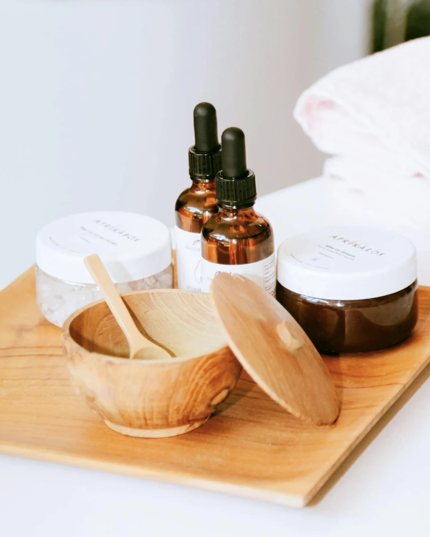 Collection de produits cosmétiques naturels fabriqués lors d’un atelier.