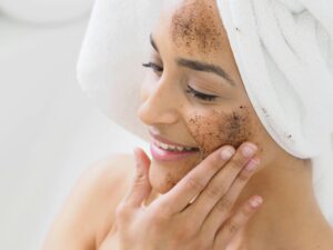 Jeune femme appliquant une crème faite main sur son visage lors d’un atelier cosmétique EVJF à Marseille