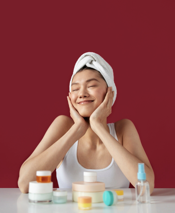 Femme présentant les produits créés lors d’un atelier de fabrication de cosmétiques.