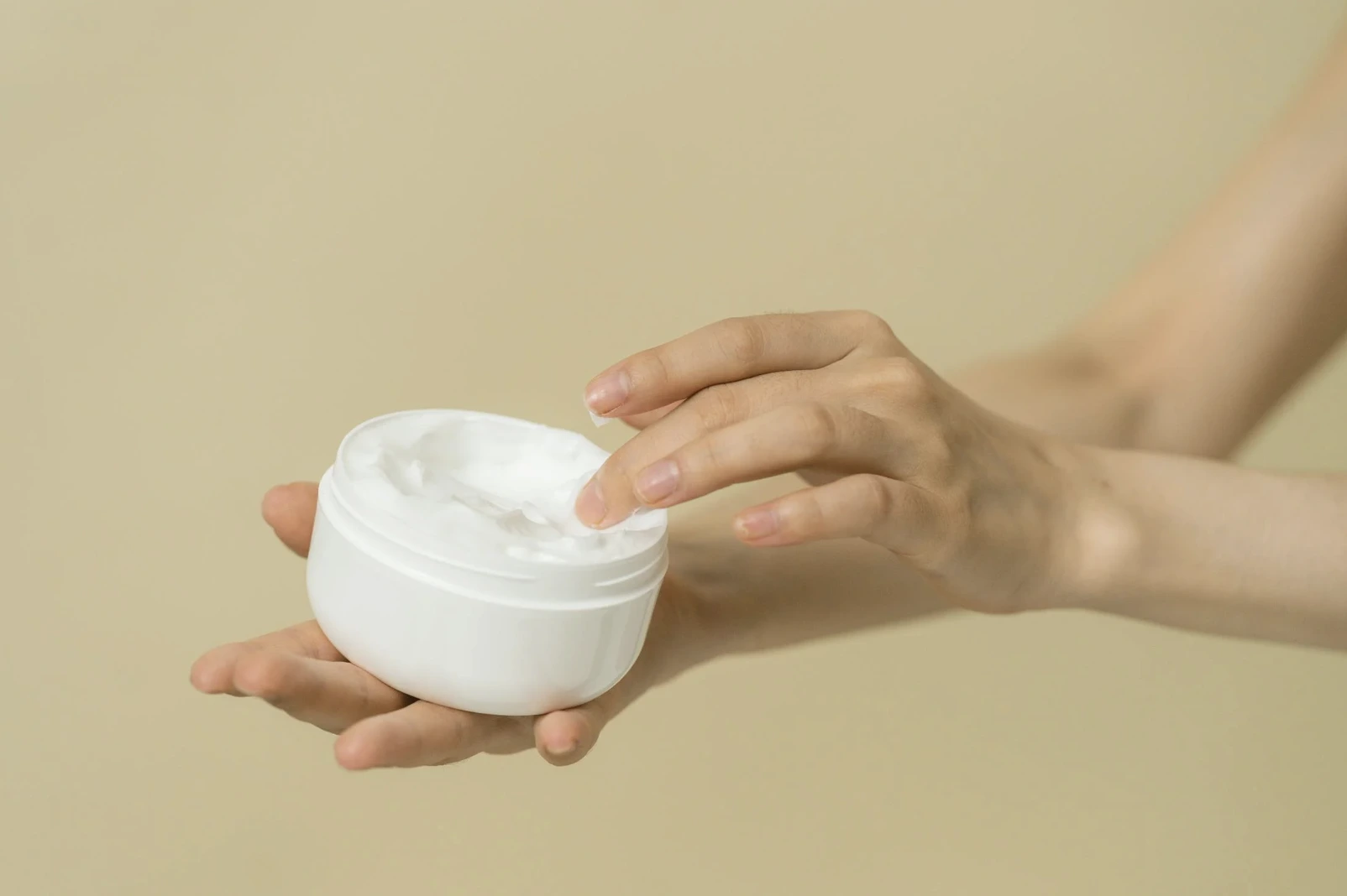 Crème cosmétique maison présentée dans un petit pot après un atelier de fabrication.