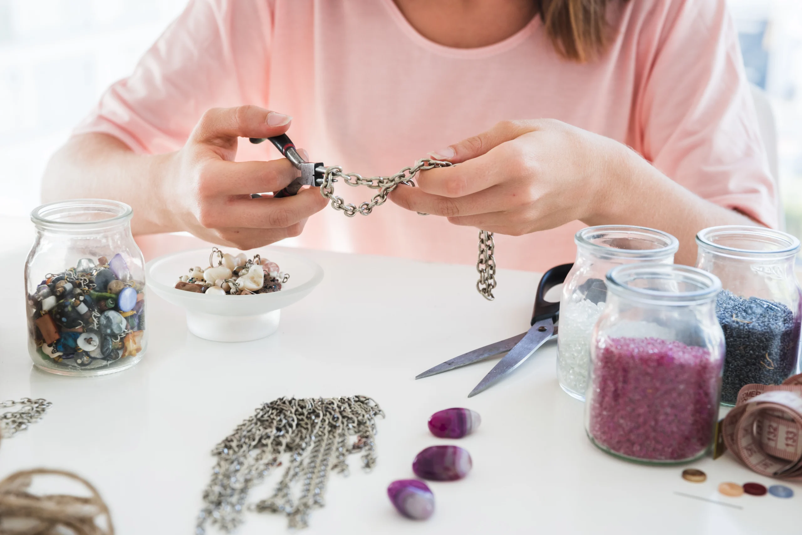Groupe de femmes créant des bijoux lors d’un atelier EVJF.