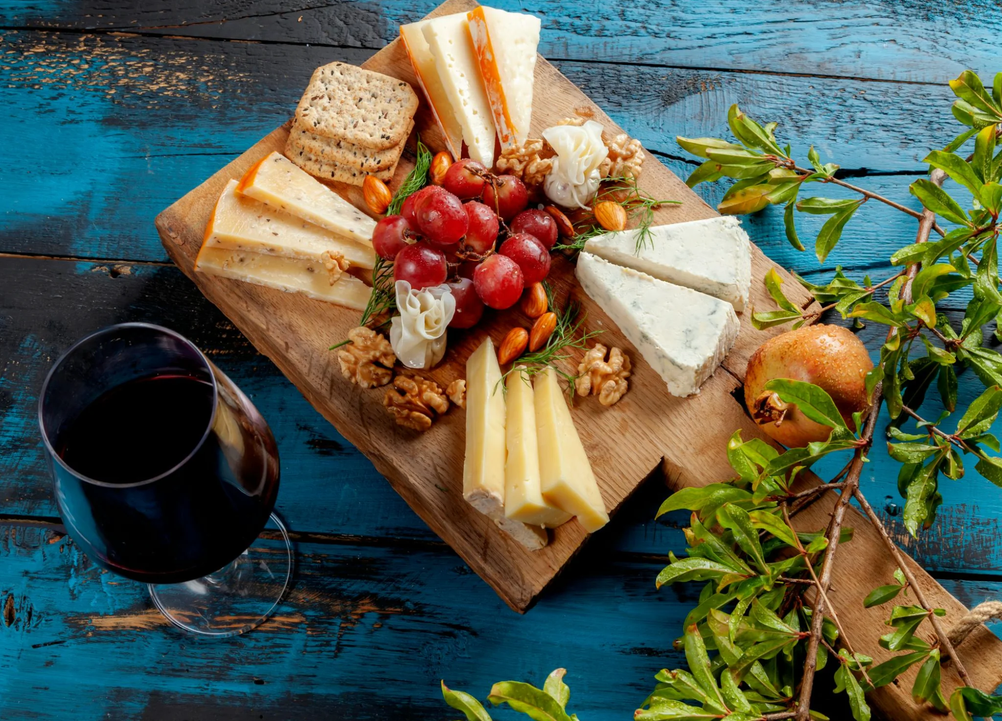 Plateau de fromages, fruits et noix avec un verre de vin rouge lors d’un atelier gourmand à Lyon.