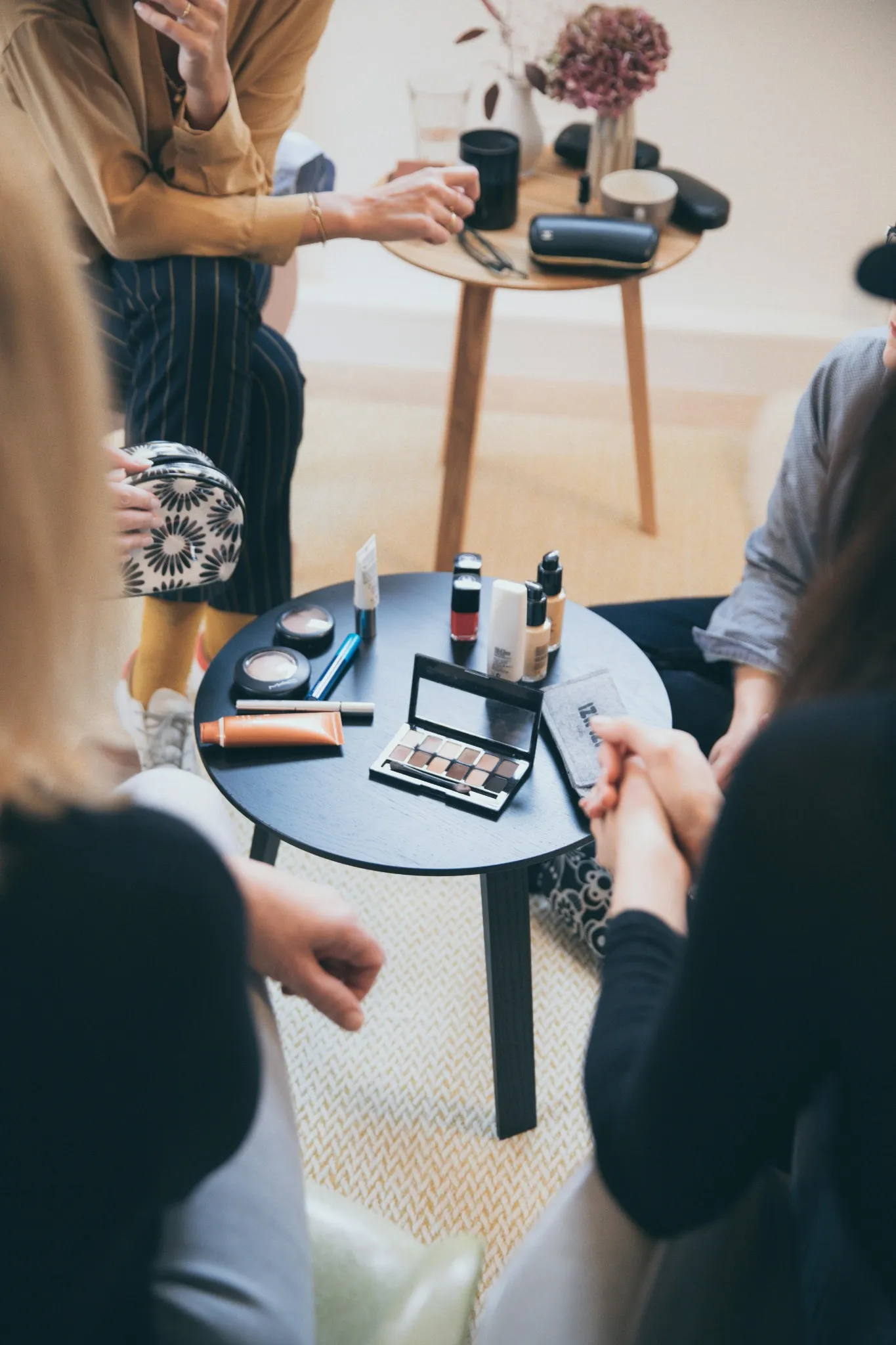 Groupe d’amies partageant un atelier maquillage EVJF au Touquet