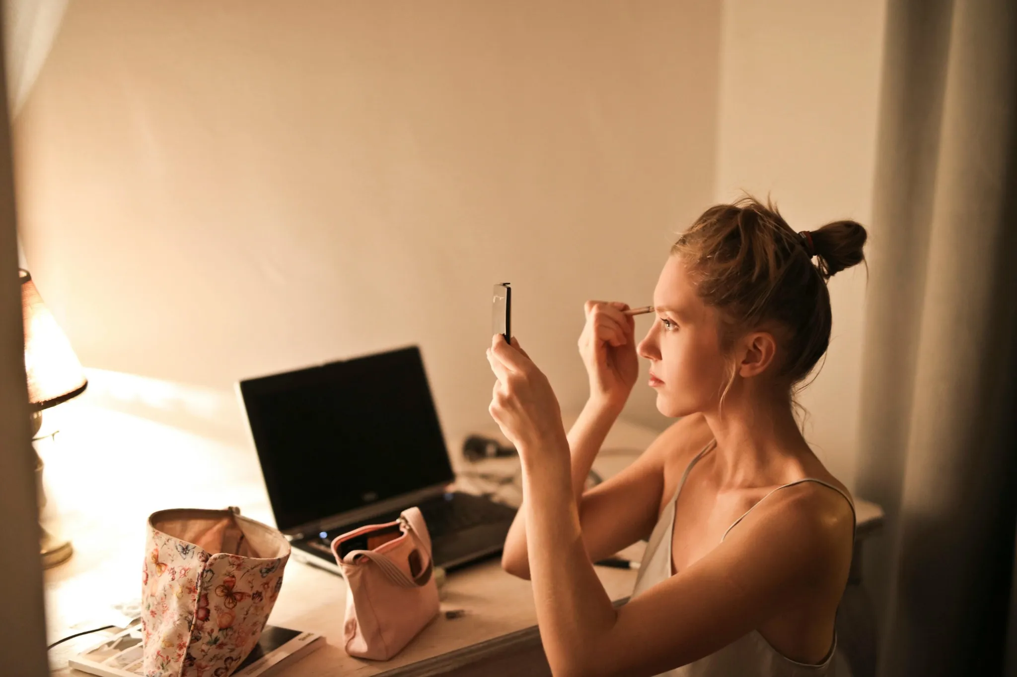 Femme appliquant son maquillage lors d’un atelier EVJF au Touquet