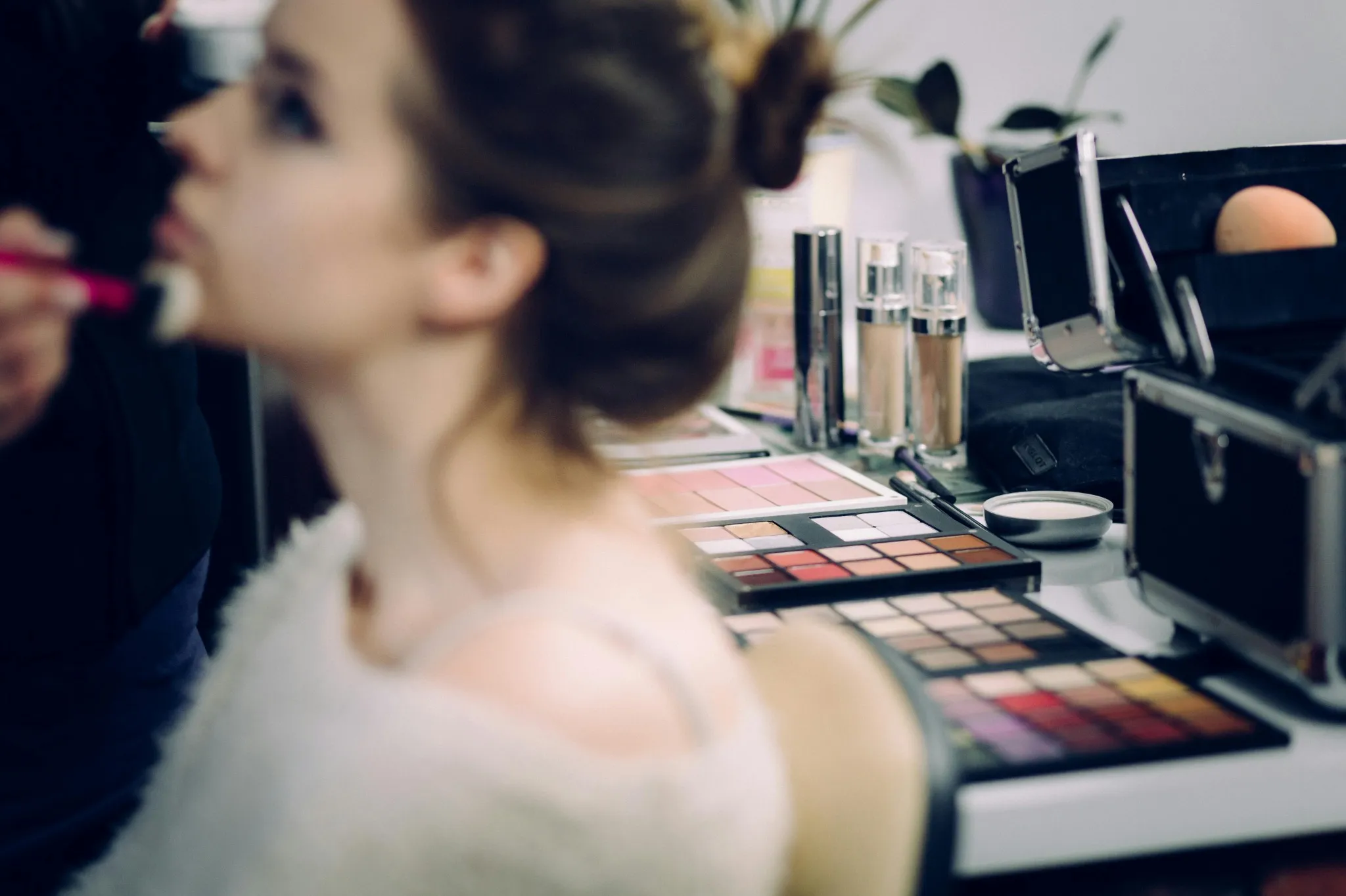 Atelier maquillage EVJF à Reims avec palettes et pinceaux professionnels sur une table.