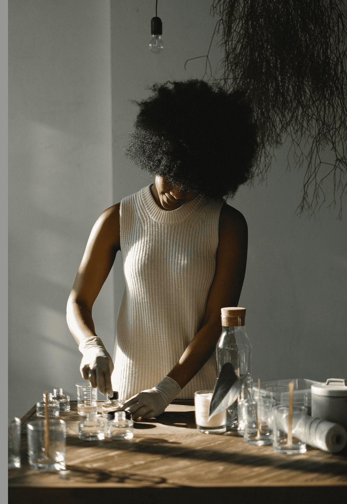 Jeune femme concentrée en train de composer son parfum lors d’un atelier parfum d’ambiance EVJF à Marseille, entourée de flacons et huiles essentielles