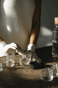 Future mariée testant sa composition lors d’un atelier parfum EVJF à Bordeaux.