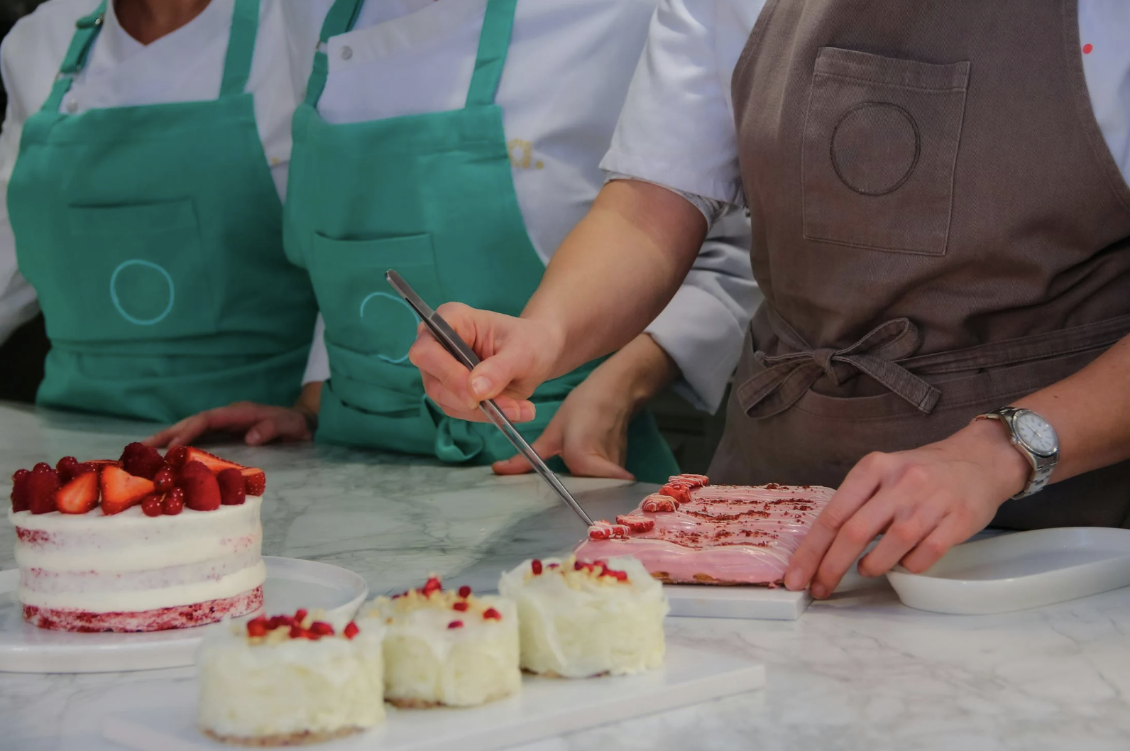EVJF atelier pâtisserie : les participantes préparent des douceurs sucrées ensemble.