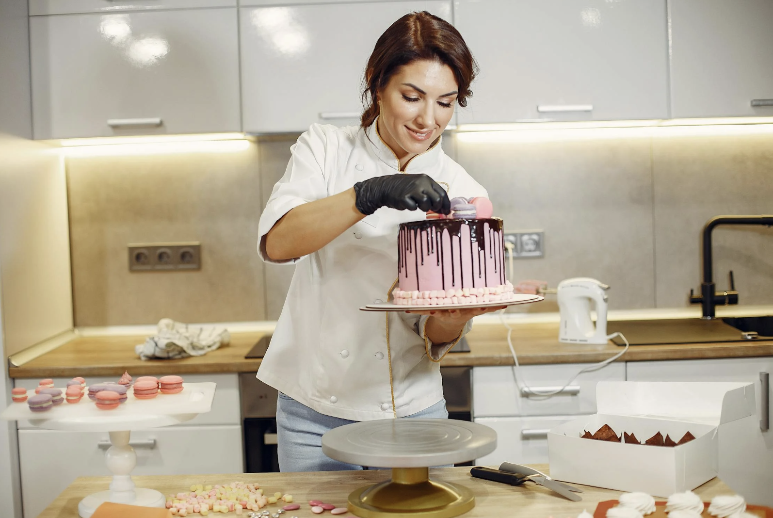 EVJF pâtisserie : les participantes préparent et décorent des douceurs sucrées ensemble.