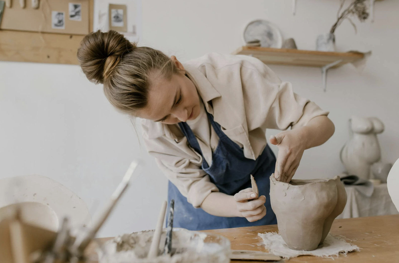 EVJF à Bruxelles : atelier poterie où les participantes façonnent des créations en argile.