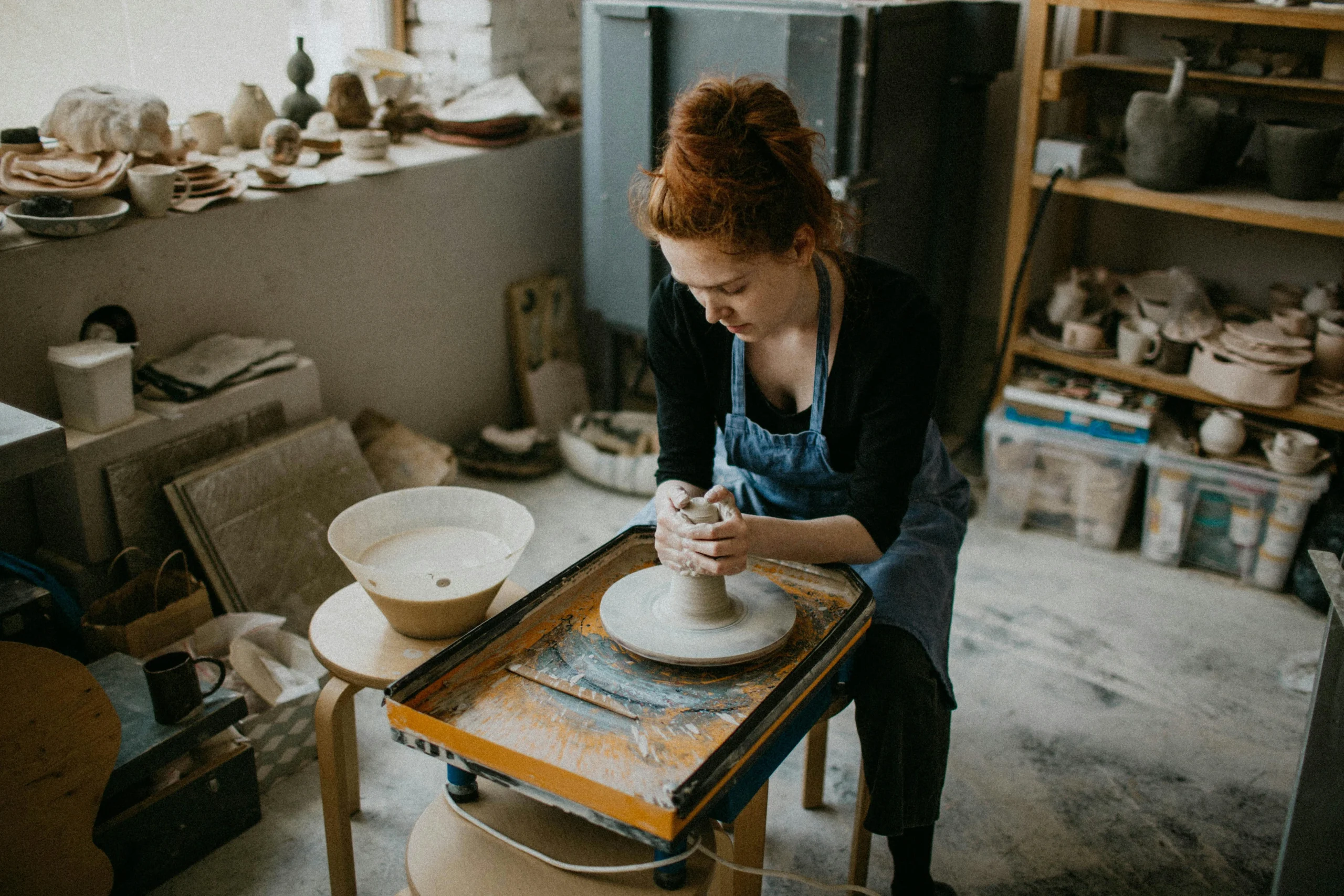 Groupe de femmes participant à un atelier poterie lors d’un EVJF convivial.