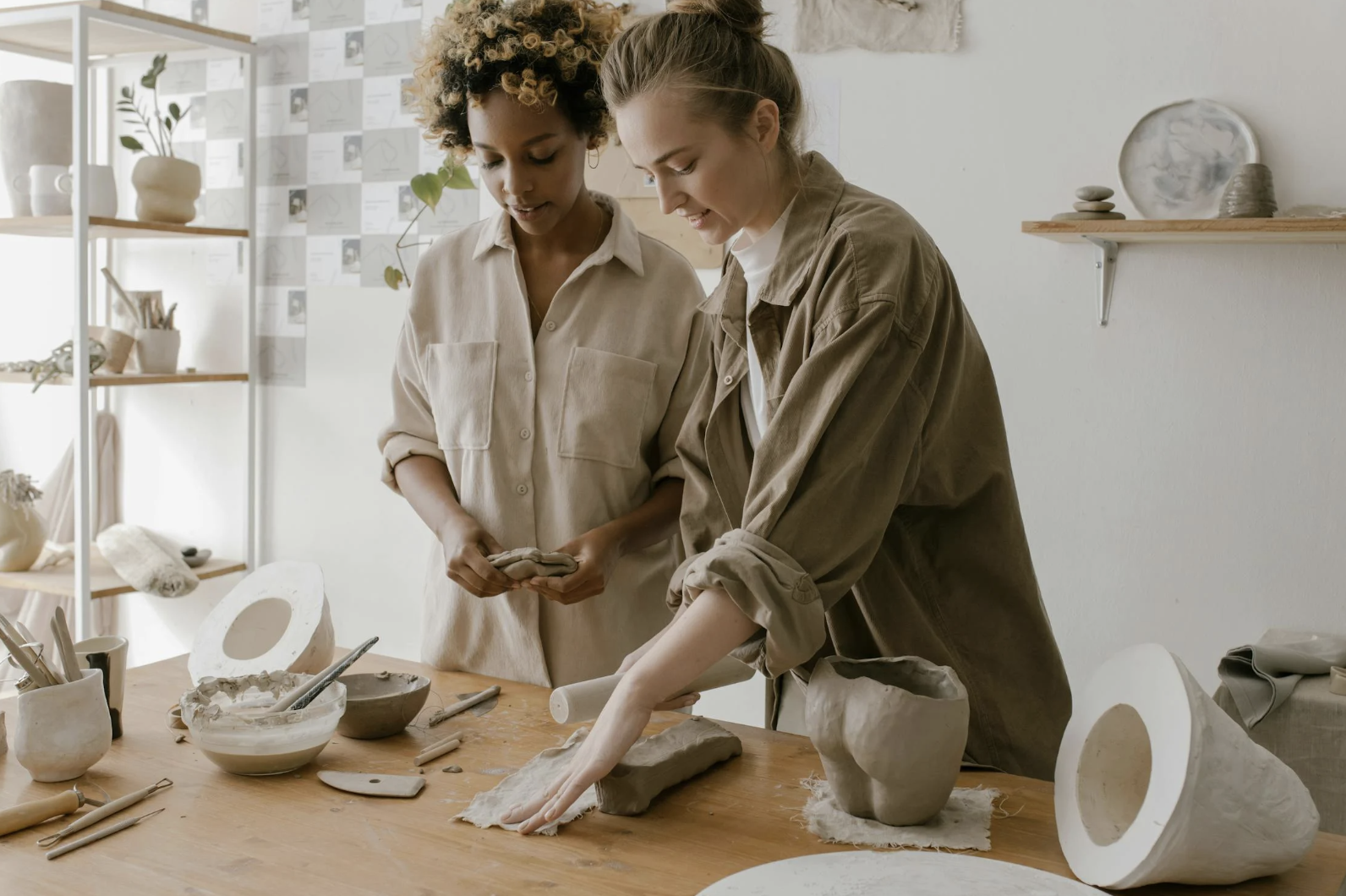 EVJF atelier poterie : les participantes créent des objets en argile sous les conseils d’un professionnel.